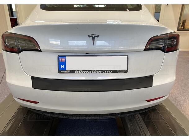 Bakfangerbeskytter. Folie. Svart Tesla Model 3 2018-2023 