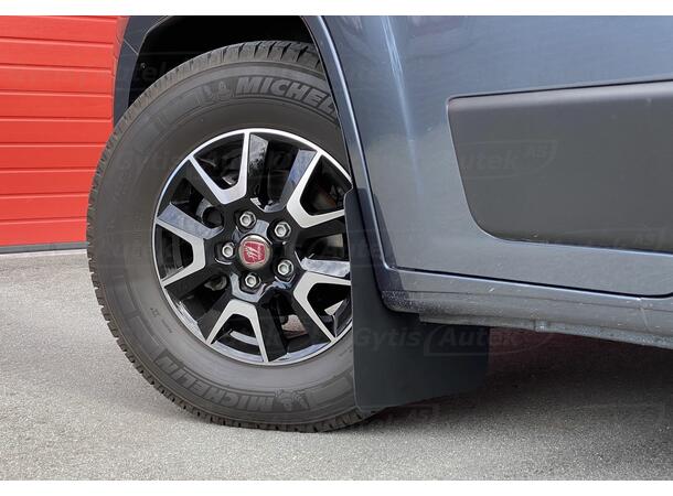 Lokariskjermer med skvettlapper. Foran Peugeot Boxer 2015-> 