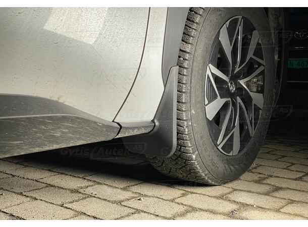 Skvettlapper. Foran og bak. Plast Subaru Solterra 2022-> 