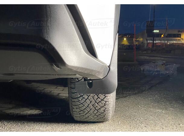 Skvettlapper. Foran og bak. Plast Subaru Solterra 2022-> 